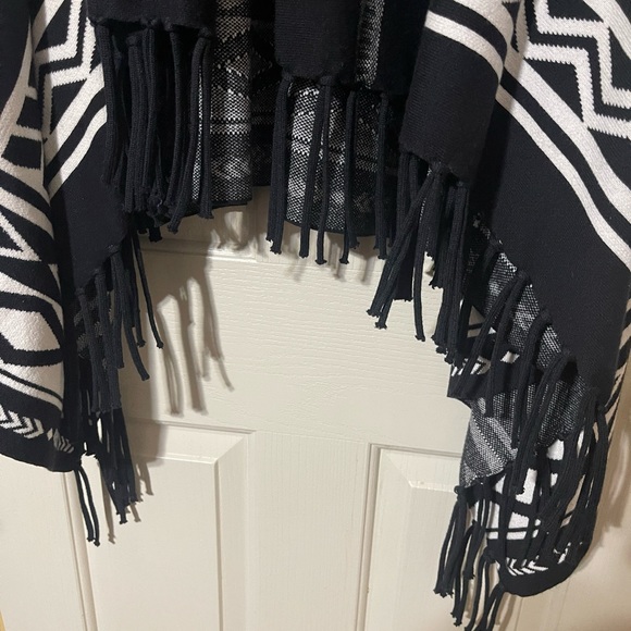 Cute size 3 black fringed sweater with bold and striking design - Picture 7 of 7